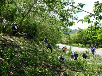 公私攜手！雪管處與宅配通合作移除外來種植物