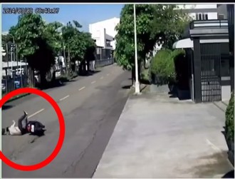 看到路上有坑洞！ 騎士竟迴轉「這樣做」 要國賠？