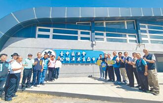 大甲 松柏漁港生鱻市集開幕 饕客搶買