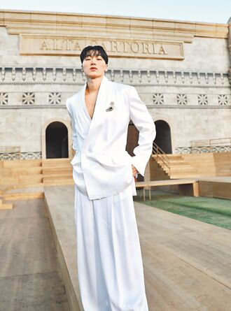 ATEEZ崔傘時尚兩樣情