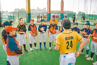 黑豹旗》女黑豹賽前衝刺班開課 球星指導挺女棒