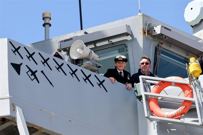  「鑽石號」艦身特別標示本次巡弋部署「戰果」，共攔截9架「青年運動」無人機與1枚飛彈。（取自英國皇家海軍網站）