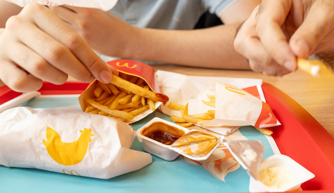 在麥當勞使用自助點餐機內用，可選擇送餐服務。（示意圖，shutterstock／達志）