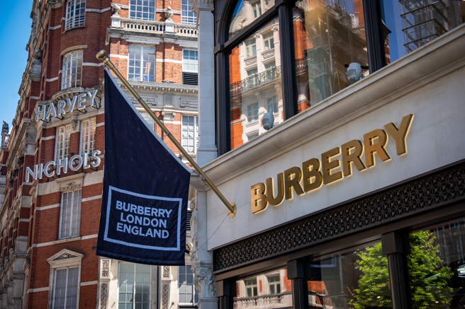 英伦时尚品牌BURBERRY传出大举裁员消息。（图：shutterstock/达志）