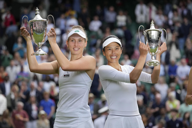 谢淑薇（右）与梅腾丝在2024温布顿女双晋级到8强。（美联社资料照）