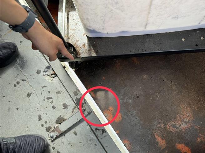 台中市6月30日发生货梯「卡」人惊险事件，男子脚「卡」自家简易型货梯、身体倒立悬空吊挂在4、5楼间，警方获报紧急前往处理，通报消防人员抢救，所幸救援顺利，送医无大碍。（民眾提供／陈淑芬台中传真）