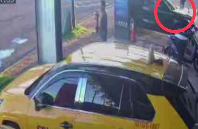 枪手持双枪从住家旁巷弄窜出(红圈处)。(民眾提供)