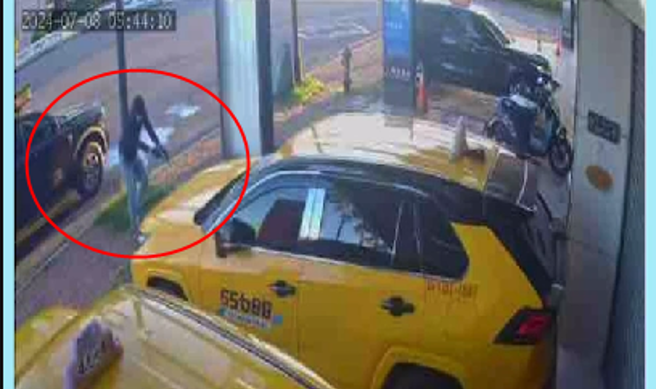 槍手持雙槍朝林士傑近距離開槍。（翻攝畫面）