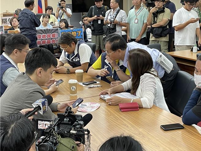 立法院今再審《選罷法》部分條文修正案，白委麥玉珍現身，她強調，自己上周四也已準備好質詢內容，但被杯葛無法進入，但在會議室待10分鐘即快閃離席。（蔡雯如攝）