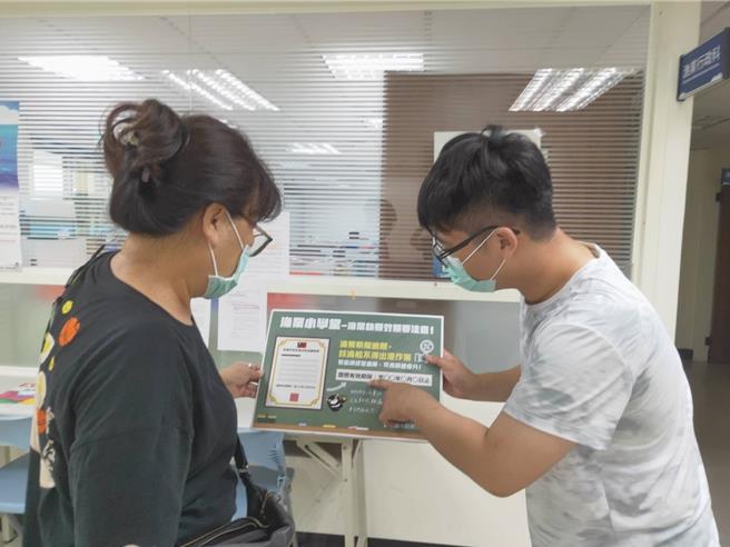 目前特定渔业如渔船经营海上捕捞作业，经营期间最长为5年，图为渔业工作人员向民眾宣导渔业执照换发的重要性。（高雄市海洋局提供／林瑞益高雄传真）