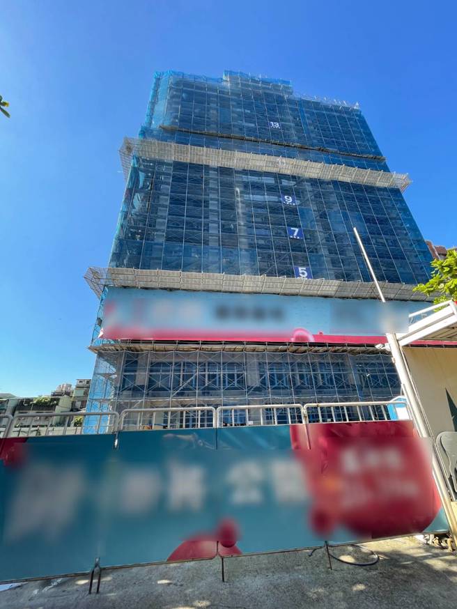 新北市板桥区忠孝路上一处建案工地8日上午传出工人中暑意外。（民眾提供）