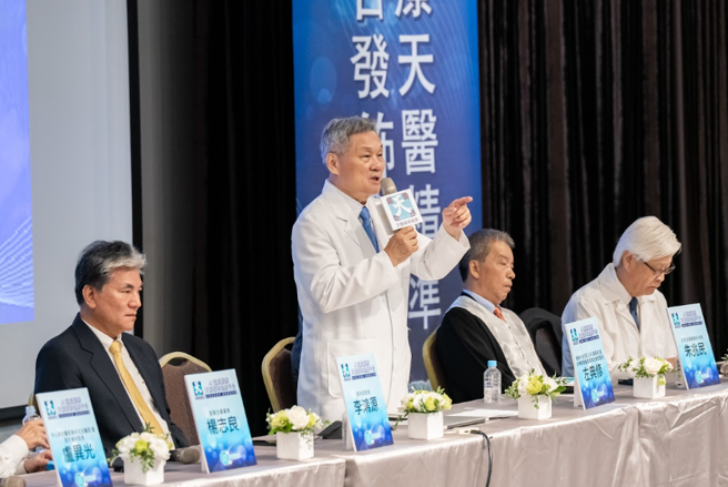 由长桦医疗集团总裁暨板桥国泰医院院长骆长桦领军，宣布天医精准健康远距医疗服务平台成立消息。(图/天医提供)