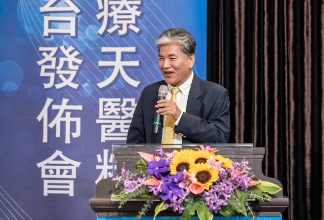 与谈人:前内政部长李鸿源分享过施政心得与畅谈乐见远距医疗趋势。(图/天医提供)