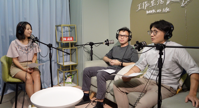 信义房屋代销事业部主任林暐哲(中)用「FOMO」(错失恐惧症)来形容当今房市。(图/信义房屋 提供)