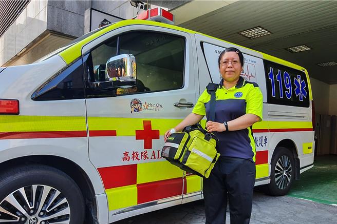 新竹县消防局光明义消救护分队队员刘俞伶，以协勤时数4031小时、出勤次数659次、宣导场次32场、急救成功件数9件等「硬实力」，荣获消防署凤凰奖救护志工楷模全国第一名。（新竹县消防局提供／罗浚滨新竹传真）