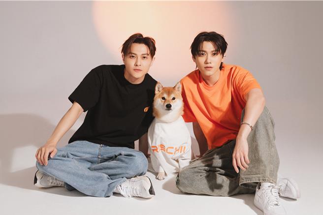 邱宇辰(右)推個人品牌，愛犬與金主哥哥邱勝翊齊入鏡。（圖／CHRISCHIU提供）