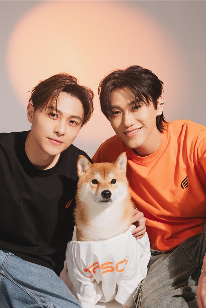 邱宇辰(右)推個人品牌，愛犬與金主哥哥邱勝翊齊入鏡。（CHRISCHIU提供）