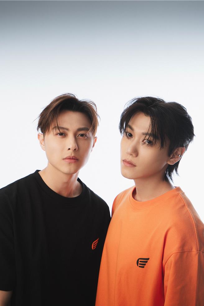 邱宇辰(右)推個人品牌，哥哥邱勝翊是金主。（CHRISCHIU提供）