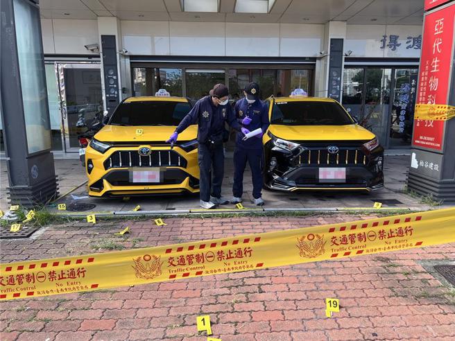 林士傑遭槍殺亡現場隔壁出遊小黃「引擎蓋中彈」，讓車主傻眼。(洪榮志攝)