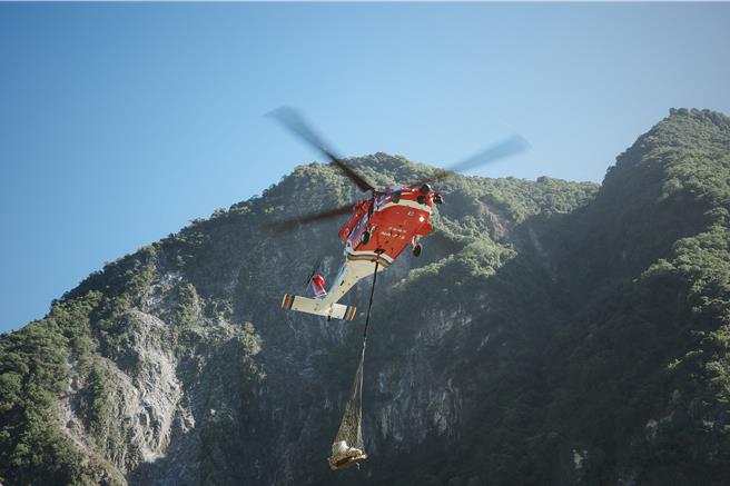空勤总队今天早上出动直升机并分3梯次，将拆解的小怪手送到大同大礼部落，藉此帮助族人早日开路回家。（罗亦晽摄）