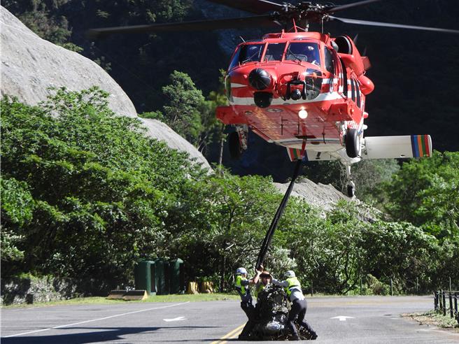 空勤总队今天早上出动直升机并分3梯次，将拆解的小怪手送到大同大礼部落，藉此帮助族人早日开路回家。（罗亦晽摄）