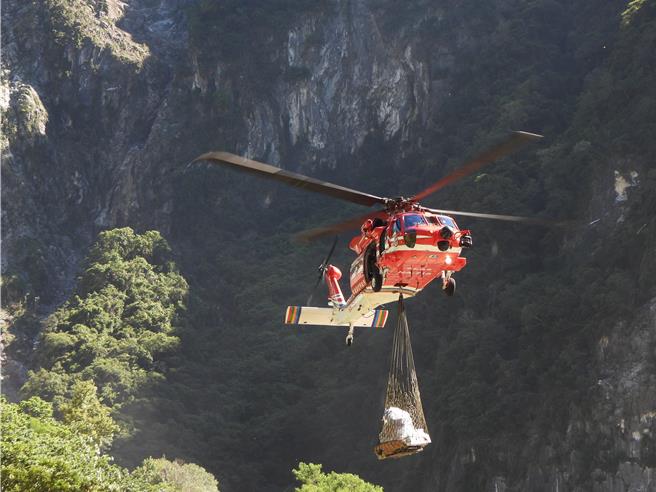 空勤总队今天早上出动直升机并分3梯次，将拆解的小怪手送到大同大礼部落，藉此帮助族人早日开路回家。（罗亦晽摄）