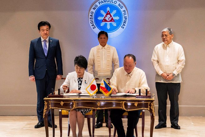 菲律宾和日本8日签署一项具有里程碑意义的国防协议《相互准入协定》（RAA），允许两国首次在对方领土举行联合军事演习。（路透社）