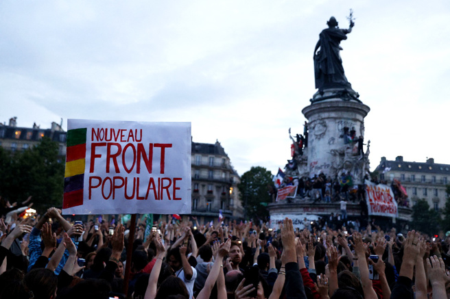 法國國會決選出爐，左翼聯盟「新人民陣線」（NFP）雖成為國會最大聯盟，但三大聯盟均未過半，外媒分析光是誰出任總理，可能就要協商數周才有結果。圖為左翼聯盟「新人民陣線」（NFP）的支持者7日聚集巴黎街頭。（圖／路透社）