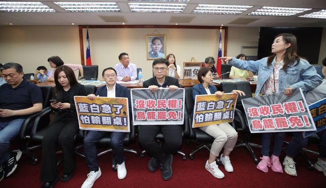 立法院內政委員會8日繼續審查「選罷法」修法，民進黨立委一早就占領會議室，目前藍綠雙方仍持續僵持。（黃世麒攝）