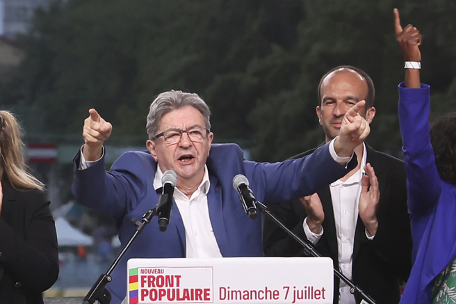 畫面為極左翼政黨「不屈法國」（France Unbowed, LFI）72歲領袖梅朗雄（Jean-Luc Melenchon）7日在選舉結果出爐後發表演說。（圖／美聯社）
