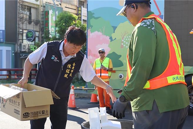 台东市长陈铭风视察定时定点垃圾清运及资源回收服务。（台东市公所提供／萧嘉蕙台东传真）