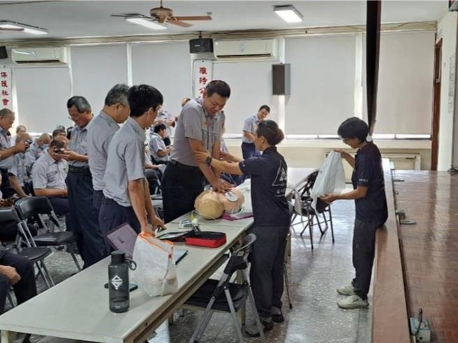 台中第三警分局舉辦義警常訓也添加萬安47號演習協勤任務講習，其中包含CPR、AED及止血帶等急救護技術訓練。（台中市警察局第三分局提供）