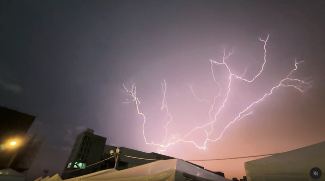 昨晚的高雄啤酒节突然下起大雨，闪电交加。（翻摄自Threads）