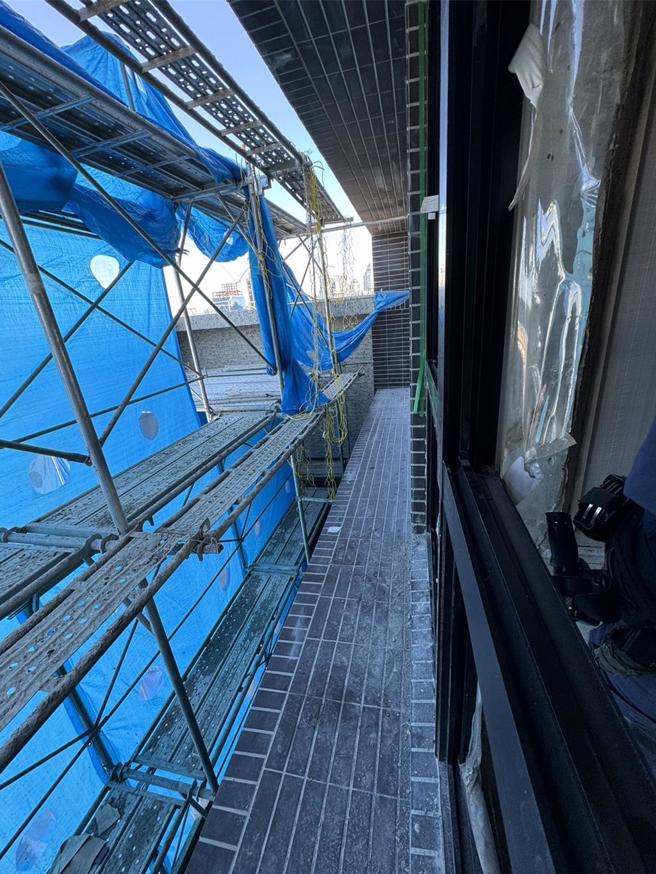 刘姓工人被其他工人发现昏死在窗台外。（民眾提供）