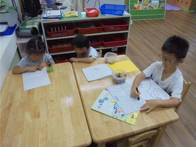 新北市公共化幼兒園推動延長照顧服務，今年放寬條件，只要有一名幼童有需求就可評估開辦，不足的經費由政府負擔，讓有需求幼生皆有機會參與延長照顧服務，暑假開辦率達97％。（新北市教育局提供）