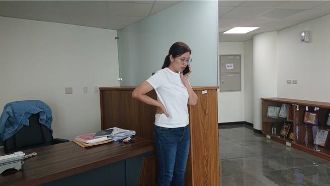 台南市区渔会总干事林钰昕8日对理事长林士杰遭枪杀直呼错愕，频频接获关心电话。（程炳璋摄）