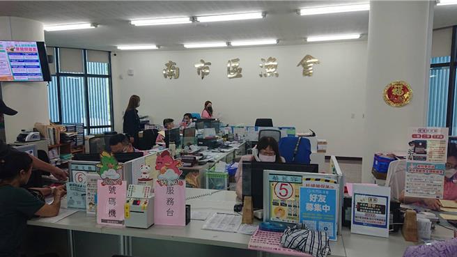 台南市区渔会理事长林士杰遭枪杀，职员8日上班听闻后，气氛一片低迷。（程炳璋摄）