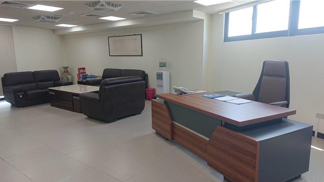 台南市区渔会理事长林士杰遭枪杀，办公室内的桌上还有公文未批。（程炳璋摄）