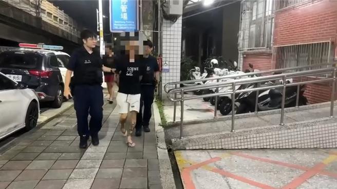 警方逮捕持刀筆劃的黃嫌。（三重警分局提供）