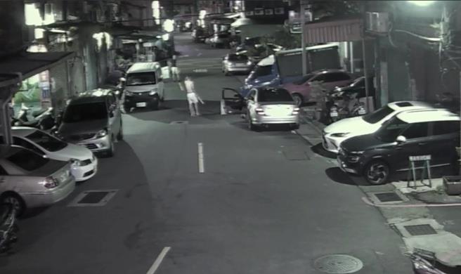 黃嫌在路中央持刀筆劃。（三重警分局提供）