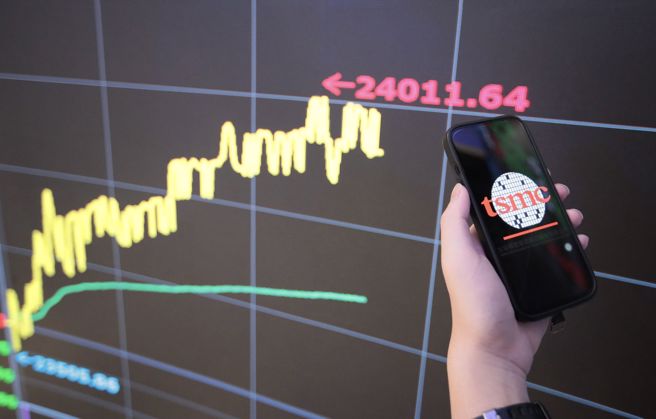 台積電股價狂飆，外資目標價最高至1370元。（圖／陳君瑋攝）