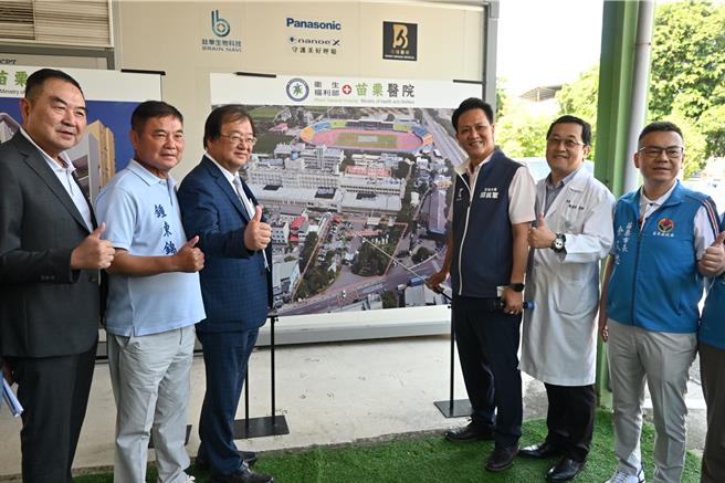 衛生福利部長邱泰源等人8日前往苗栗考察，苗栗縣長鍾東錦、立委邱鎮軍、前立委徐志榮、市長余文忠等人陪同。（李京昇攝）