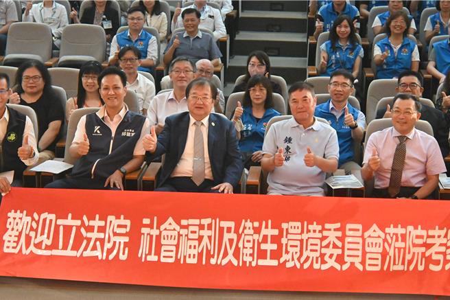 衛生福利部長邱泰源等人8日前往部苗醫院考察，立委邱鎮軍、苗栗縣長鍾東錦等人陪同。（李京昇攝）