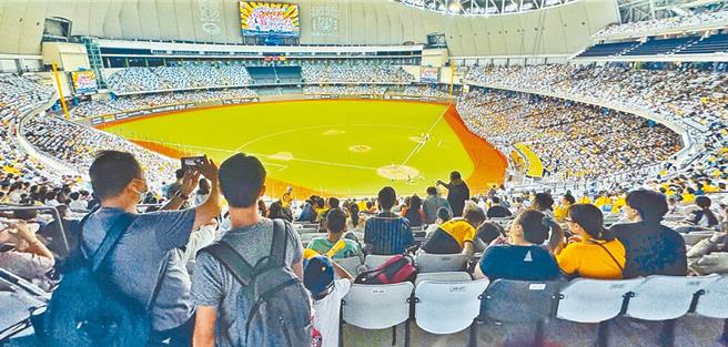 台北大巨蛋7日舉辦中華職棒中信兄弟隊與統一獅隊賽事，期間因白色系座椅吃球造成判決爭議。（本報資料照片）