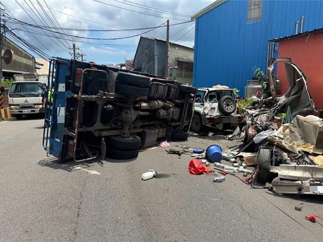 大货车驾驶疑似精神状态不佳，不慎撞击旁边车辆后翻覆。（新北市消防局提供）