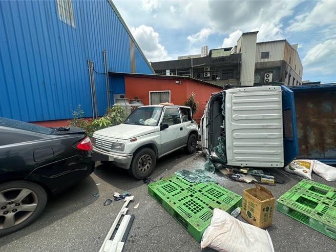 大货车驾驶疑似精神状态不佳，不慎撞击旁边车辆后翻覆。（新北市消防局提供）