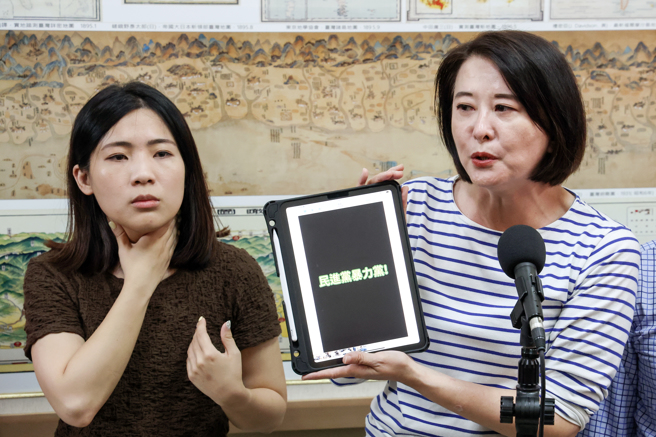 立法院内政委员会8日继续排审「公职人员选举罢免法修正草案」，蓝绿立委发生争执。国民党立委王鸿薇（右）、徐巧芯（左）受访时痛批「民进党是暴力党」。（邓博仁摄）