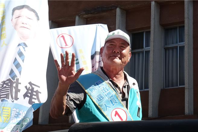 屏东县长治乡长补选，前县议员吴亮庆抽中1号。（罗琦文摄）
