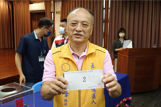 国民党徵召的长治乡民代表邱炬峰抽中2号。（罗琦文摄）