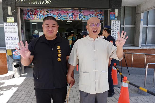 无党籍陈琮贺（右）由儿子陈东圣代抽，抽中4号。（罗琦文摄）